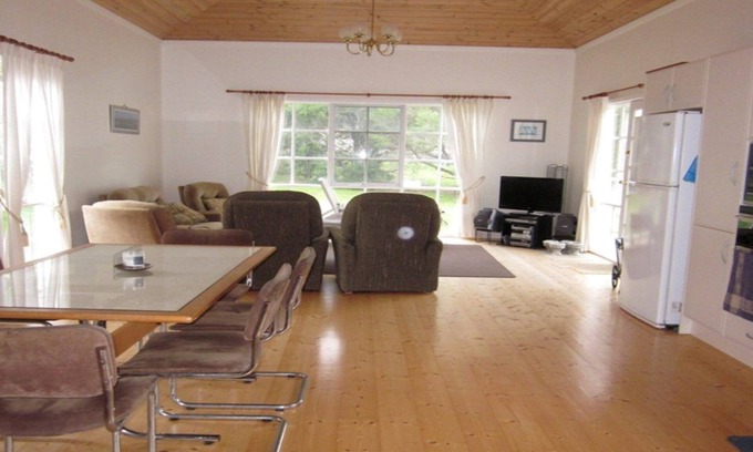 Rhyll House | Hastings Cottage by the Bay in Rhyll
