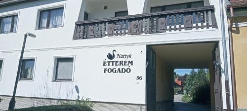 Tata Hotel | Hattyú Fogadó
