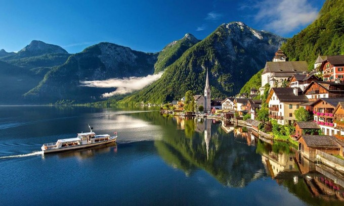 Hallstatt House | Haus am Hof - 15th century house at the lake, near the marketplace, with a balcony