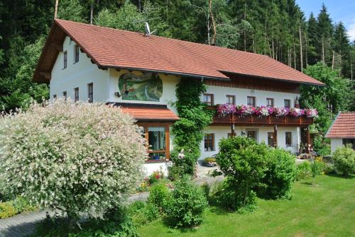 Grafenau Apartment | Haus Am Waldrand - Ferienwohnung Augustin