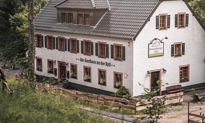 Kronenburg House | Haus Für 22 Personen Mit Außensauna Und Hottub