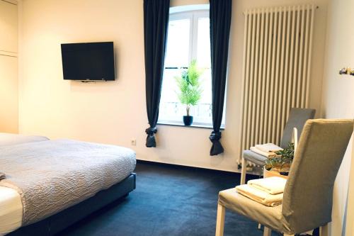 Stadtmitte Apartment | Haus im Grünen für 6 Personen-3 Schlafzimmer- 3 Bädern -Waschmaschine-große Terrasse- vollausgestattete Küche
