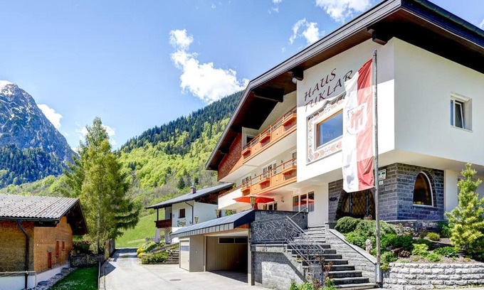 Brand House | Haus Tuklar