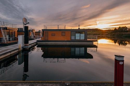 Klitten Boat Rental | Hausboot Malibu Sunrise