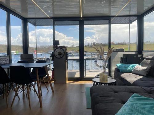 Braunsbedra Apartment | Hausboot Schiff Für 4 Personen Ca 33 M Sup2 In Braunsbedra, Sachsen Anhalt Halle Saale Unstrut Region