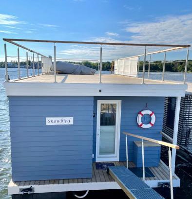 Luebeck House | Hausboot Snowbird Lübeck mit großem Sonnendeck