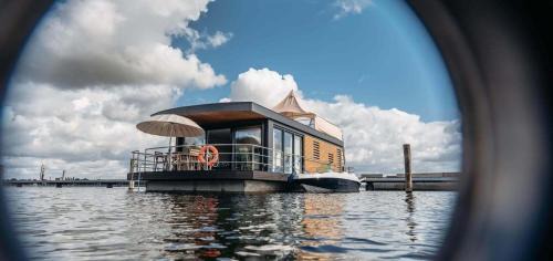 Klitten Boat Rental | Hausboot the Hideaway LP26