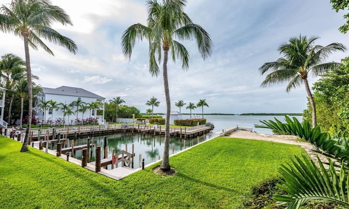 Islamorada House | Have Fun at this Beachfront Paradise with Outdoor Pools, Free Parking!