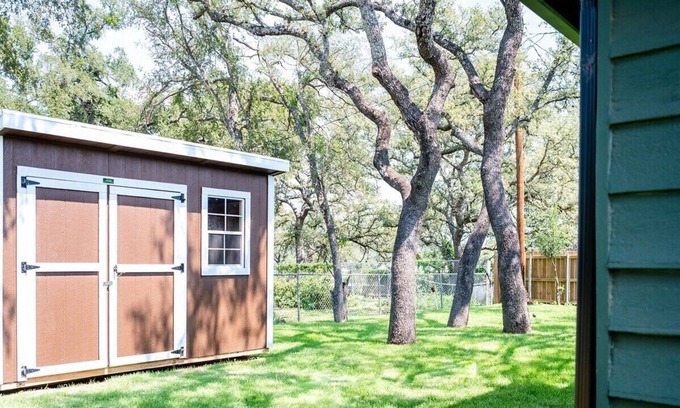 Burnet Cottage | Have fun with the whole family at this stylish place
