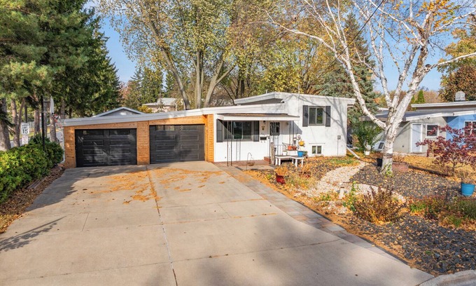 Green Bay House | Haven House Locust - Huge Backyard - Pet Friendly, 2 Bedroom 2 Bathroom