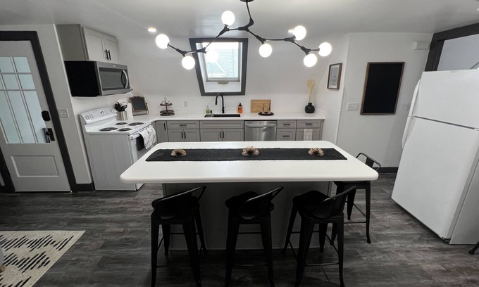 Downtown Buffalo Apartment | Haven on Highland in Elmwood! Near Niagara Falls, Zoo, downtown 🦬