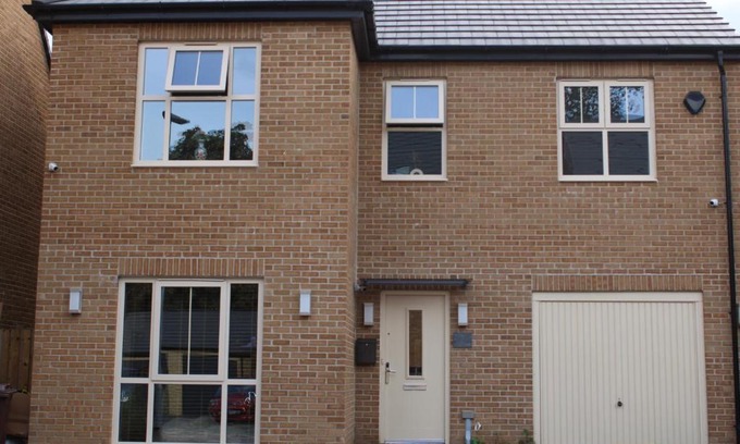 Castleford House | Haven - Spacious Luxury Home perfect for families, couples and contractors! 5mins to Xscape and Junction 32!