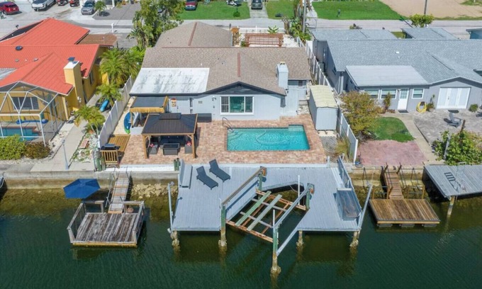 Hudson Beach Estates Villa | Haven Waterfront Walk to Beach, Pool, Kayak, Games