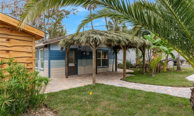 Spring Hill House | Hawaiian House Waterfront on the Weeki Wachee river