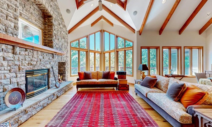 Eureka Springs House | Hawk Cove Manor