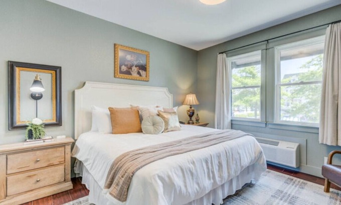Historic Downtown Manteo Hotel | Hayden's Hound Haven