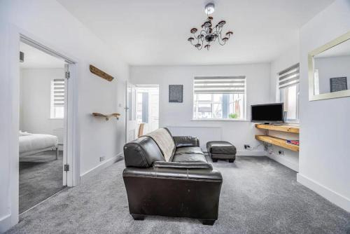 South Hayling House | Hayling Beach House with Parking Pass The Keys