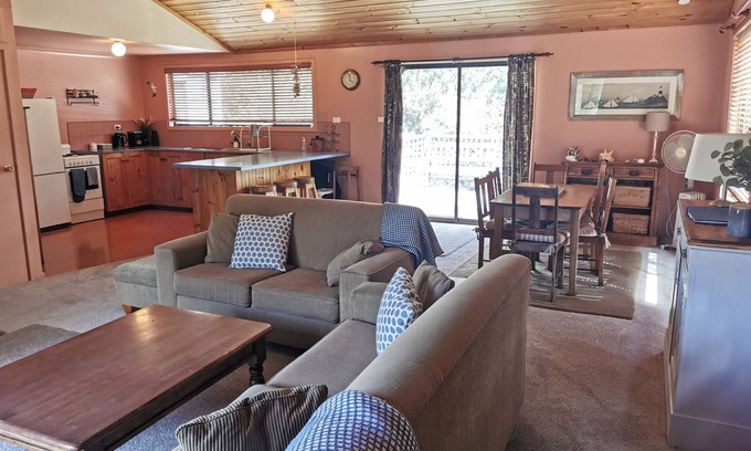 Coles Bay House | Hazards Homestay, a recently refurbished holiday home, 5 minutes drive to town.
