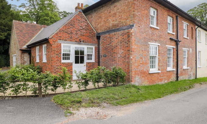 Elcot Cottage | HAZEL, pet friendly, character holiday cottage, with pool in Kintbury