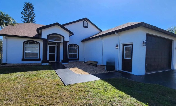 River Ranch House | Hazen House at River Ranch! Gorgeous Water Views! Sleeps 8!