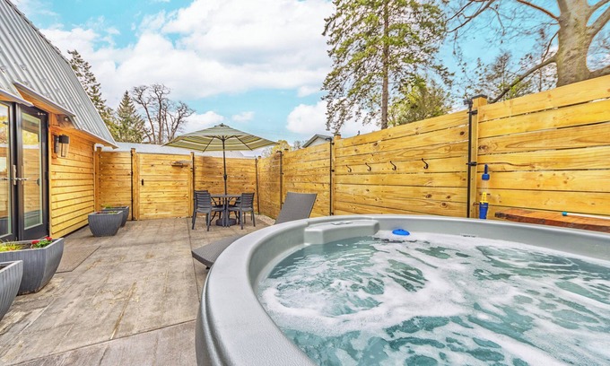 Douglas House | Hear the waves of Lake MI from Hot Tub - Perfect for a Cozy Getaway!