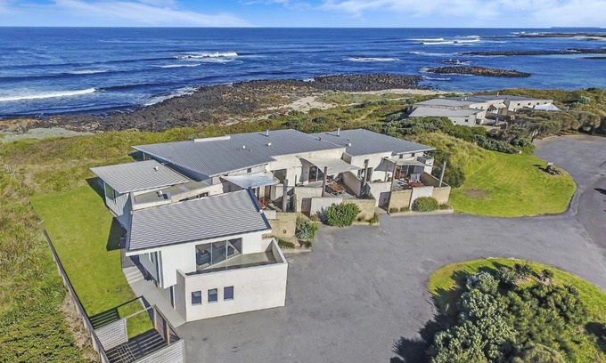 Port Fairy House | Hearns Beachside Villa 4