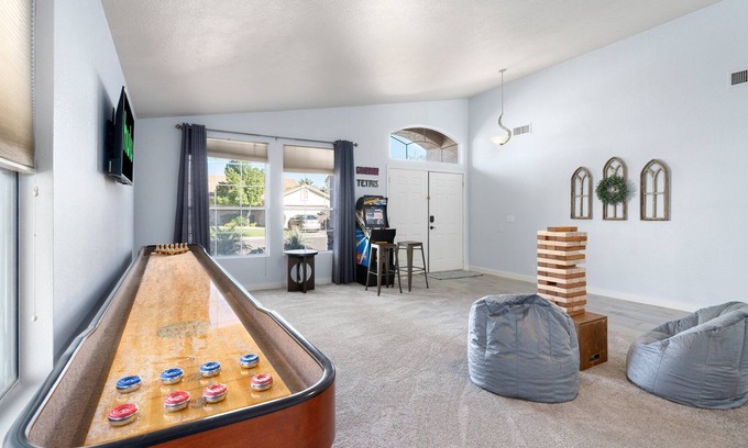 Chandler House | Heart of Chandler Pool Putting green 2060ft²