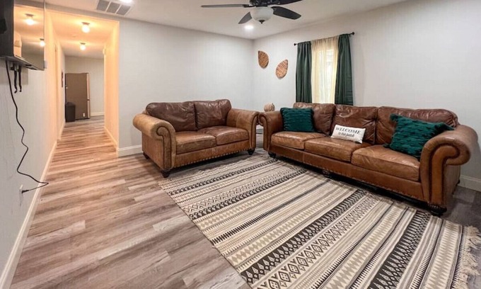 Denison House | Heart of Denison Eats* Park w/Splash-pad* Shopping