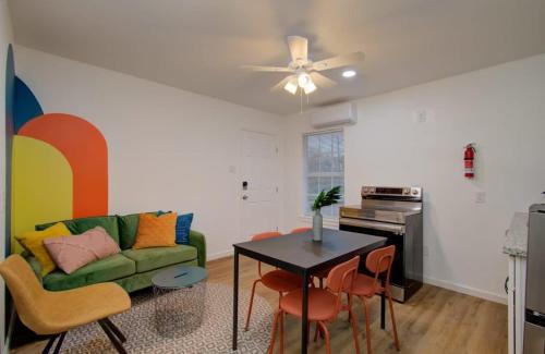 Greater East End Apartment | Heart of Houston - 2-BD 1-BA with Grill