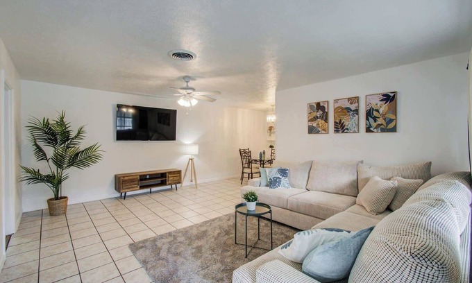 Houston Apartment | Heart of Houston - 3-BD Apartment (30+ Nights)