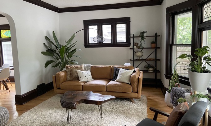 Ecco House | Heart of Lakes & Uptown -walk to coffee, lakes and shops + mins from MOA and DT