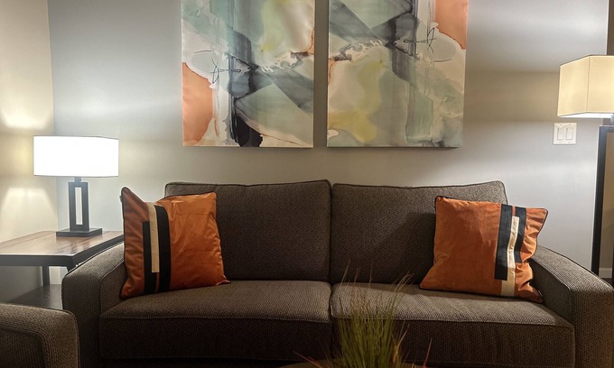 South Bend Apartment | Heart of Notre Dame, King Bed WiFi Shuttle Bus