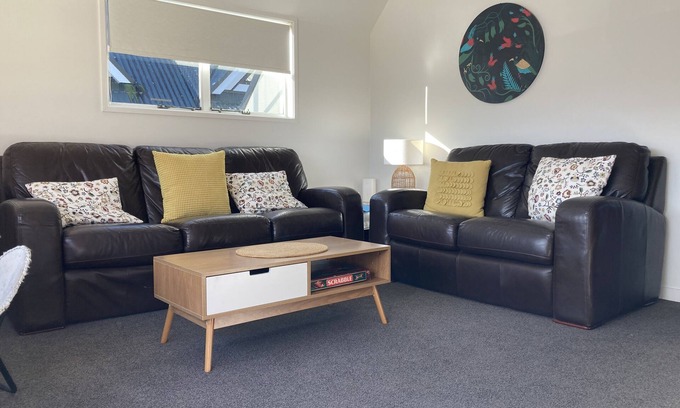 Russell Cottage | Heart of Russell Apartment - Russell Apartment