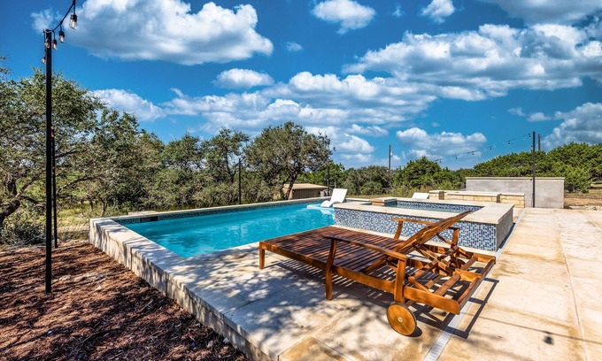 Austin House | Heart of Texas l Heated Pool l Spa l Firepit