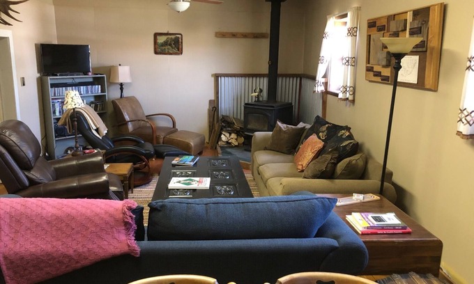 Melrose House | Heart Of The Big Hole! Comfy Cabin For Your Fishing/hunting/mountain Adventures