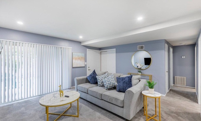 Towson Apartment | Heart of Towson *Parking*Gym*Pool*Gym*Smart TV
