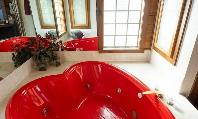 Eureka Springs Cabin | Heart Shaped Tub + Romantic + Fireplace + Cabin