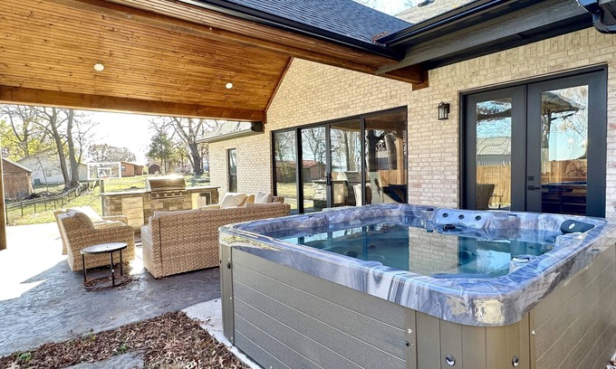 Afton House | Heartland Haven: Hot Tub - Game Room - Basketball - Outdoor Kitchen - Arcades