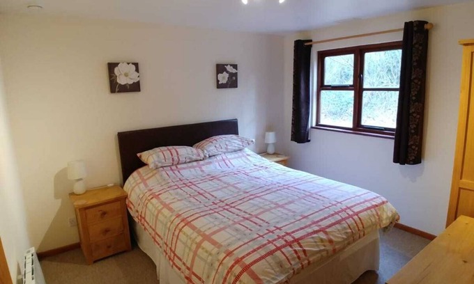 Ashford Cottage | Heated Indoor Pool. 2 bed lodge sleeping 4 set in 5 acres of beautiful Woodland