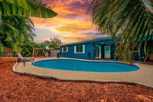 Walsingham House | Heated Pool - 8 min to beach - King Beds