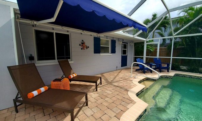 Englewood House | Heated Pool, Bikes, Kayaks, Sups, Outdoor Tiki Bar with TV! & Corn Hole Court
