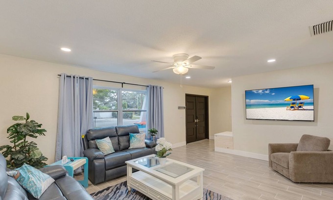 Walsingham House | Heated Pool Casa with Hot Tub Sleeps 12 10 min To Beach