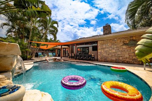 Bradenton House | Heated Pool-Game Room-King Beds-75in TV-Sleeps 14