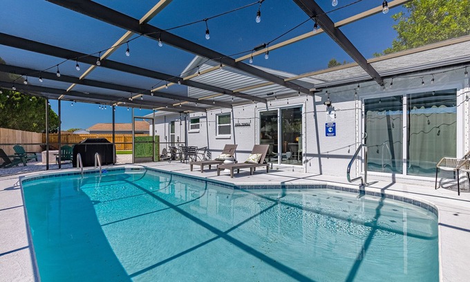 Regency Park House | Heated Pool, Golf, Fire Pit - Sleeps 9!