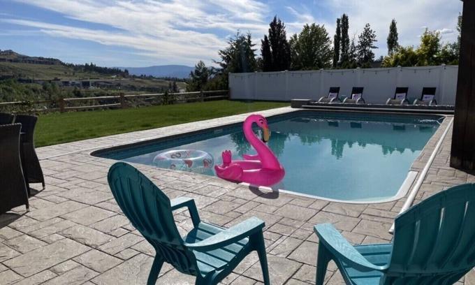 Crawford House | Heated Pool, Hot tub, Chef’s Kitchen, Tesla charging, Sleeps 12