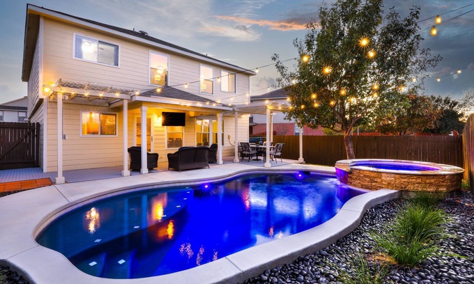 Wetmore House | Heated Pool~HotTub~HUGE Game Room~Splash Pad~4BR~Alamo City Oasis