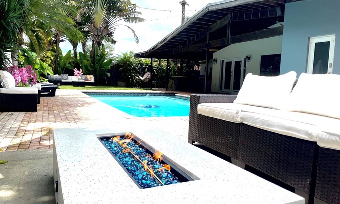 Ludlam House | Heated pool, King beds, full outdoor kitchen, gate, blocks from highway exit.