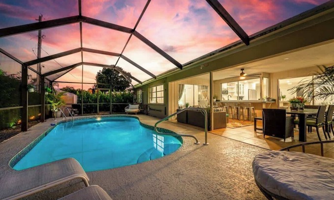 East Naples House | Heated Pool - Minutes to Beach - Outside Bar - Perfect for Family