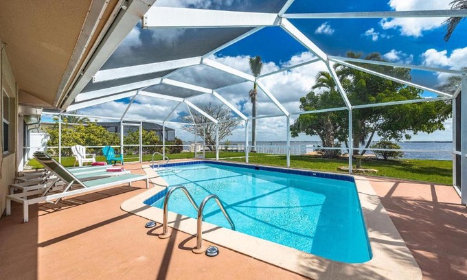Caloosahatchee House | Heated Pool, Ping Pong Table, Sleeps 10 - Villa Sunset Riverhouse