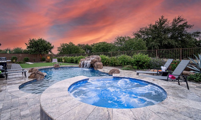 Queenland Manor House | Heated Pool/Spa. Putting Green. Ping Pong. Bikes. Family Fun.